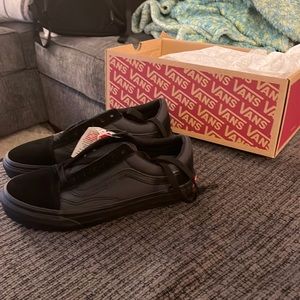 Old Skool all black Vans